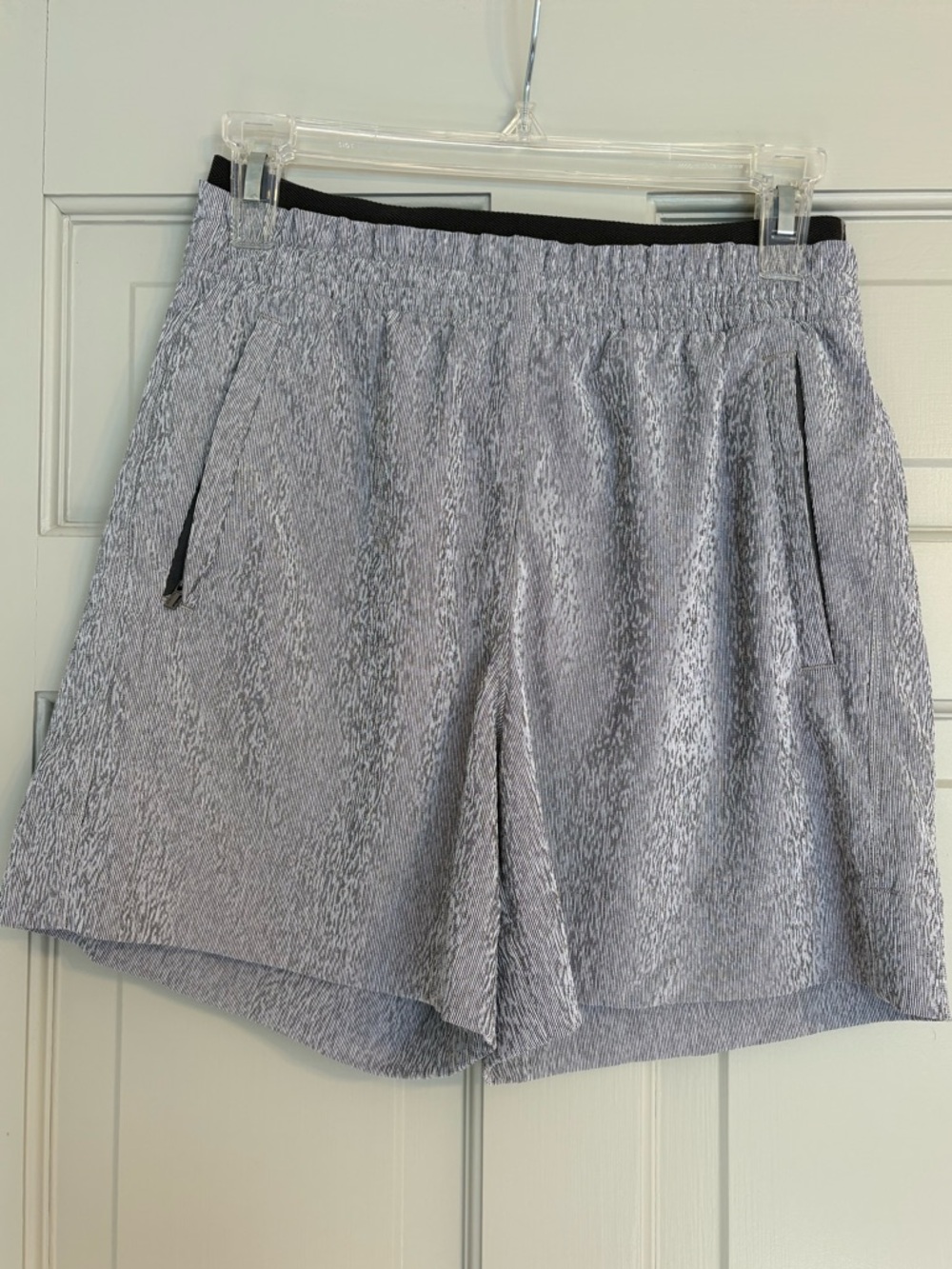 Athleta Size4 Echo Shorts Light Gray Textured Elastic-Waist Zippered Pockets